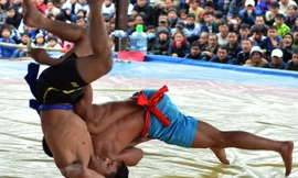 Trai làng cởi trần đấu vật trong cái rét cắt da thịt