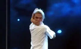 10 video ‘hot’: Chàng trai vặn cổ 180 độ gây sửng sốt