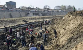 Đoạn sông ngắn được tháo nước để thau rửa nên người dân địa phương đã tới xem có tìm được cổ vật giá trị hay không, tờ Nhân dân Nhật báo đưa tin.