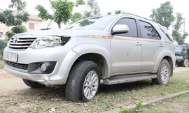 Chiếc xe tài xế Hồng điều khiển bị xẹp lốp sau va chạm.