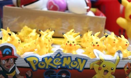 Phố Hàng Mã ngập đồ chơi 'ăn theo' Pokemon Go
