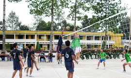 Lính sinh viên chơi bóng chuyền Ảnh: Đ.T