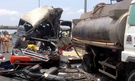 Tai nạn thảm khốc ở cao tốc Trung Lương, TPHCM, làm 3 người chết. Ảnh: Thông Tấn Xã Việt Nam