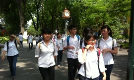 Thí sinh ra khỏi phòng thi thở phào vì đề thi vừa sức. Ảnh: Đỗ Hợp