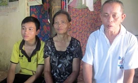 Thủ khoa ĐH Bách khoa TP HCM bên mẹ già và người cha. Ảnh: Đức Hùng (VnExpress).