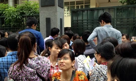 Thí sinh nộp hồ sơ thi công chức ở Cục thuế Hà Nội.