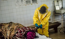 Chăm sóc bệnh nhân bị nhiễm Ebola ở Sierra Leone.