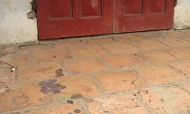 Khi chạy sang nhà bà Nhưỡng, mọi người kinh hoàng phát hiện bà đang nằm bên vũng máu, trên người có nhiều vết chém. Ảnh minh họa.