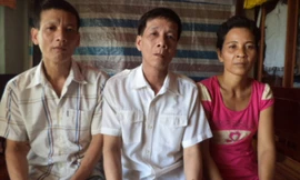 Từ trái qua: Ông Phạm Văn Lến, ông Phạm Văn Lé và bà Thạch Thị Xem