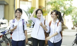 Thí sinh sau giờ thi tốt nghiệp sáng 4/6. Ảnh: Như Ý