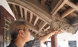 Anh Lã Hữu Nghiêm giới thiệu những nét chạm khắc tại ngôi nhà cổ của gia đình ở Cốc Thôn