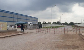 Hàng rào trên đường đi ở khu vực Cty TNHH Luxshare - ICT Việt Nam thuộc KCN Vân Trung khiến người tham gia giao thông cảm thấy bất tiện