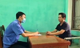 Cán bộ VKS thành phố Bắc Ninh làm việc với chủ quán Nhắng nướng Hiền Thiện