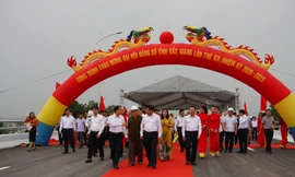 Lãnh đạo tỉnh, thành phố Bắc Giang tham quan cầu vượt qua tỉnh lộ 295B.