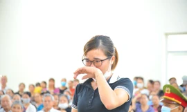 Chị H khóc tại phiên tòa khi kể lại sự việc