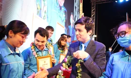 Bí thư Tỉnh Đoàn Bắc Ninh Nguyễn Đức Sâm tặng thưởng cho Đảng viên trẻ tiêu biểu