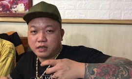 Đối tượng Ngọc (áo đen) và Hùng tại cơ quan công an