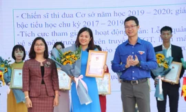 Anh Thân Trung Kiên, Bí thư Tỉnh Đoàn Bắc Giang tặng thưởng cho giáo viên trẻ tiêu biểu
