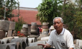 Ông Nông say sưa kể về đồ đá cũ