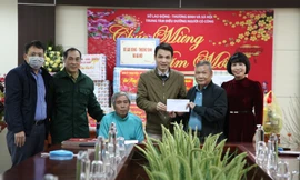 Đại diện Hợp tác xã Hải An và Cty TNHH Hải Âu và đại diện báo Tiền Phong tặng quà các thương bệnh binh tại Trung tâm Điều dưỡng người có công tỉnh Bắc Giang