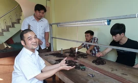 Các thành viên của tổ nghề người khuyết tật vui vẻ làm việc