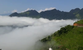 Dòng sông mây trôi lững lờ quanh núi trên đường đến cổng trời Quản Bạ