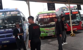 Nhiều chủ nhà xe ở Bến xe Giáp Bát không thực hiện việc đeo khẩu trang ở nơi cộng cộng theo chỉ đạo của Thủ tướng từ ngày 16/3 để phòng chống dịch bệnh