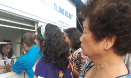 Người dân đến làm thẻ xe buýt miễn phí tại số 32, đường Nguyễn Công Trứ, quận Hai Bà Trưng (Hà Nội).