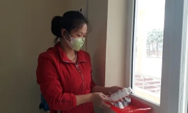 Nhà trường trang bị chai dung dịch khô để học sinh rửa tay trước khi vào lớp học