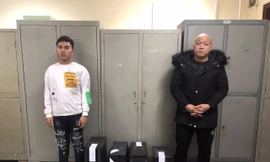 Đối tượng Ngọc (áo đen) và Hùng tại cơ quan công an