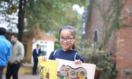 Các em thiếu nhi tham quan làng tranh Đông Hồ