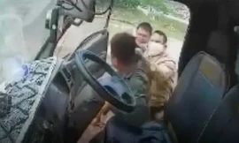 Ba chiến sĩ CSGT huyện Việt Yên (Bắc Giang) lôi kéo và tát tài xế vi phạm. Hình ảnh cắt từ clip