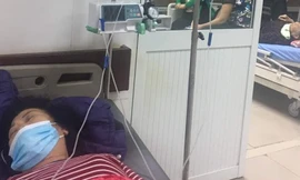 Người dân xã Lai Hạ nghi ngộc độc thực phẩm đến cơ sở y tế khám và điều trị