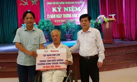 Ông Lê Minh Toản, Phó Tổng biên tập báo Tiền Phong thay mặt Tập đoàn Himlam tặng 10 triệu đồng Trung tâm Điều dưỡng thương binh Thuận Thành