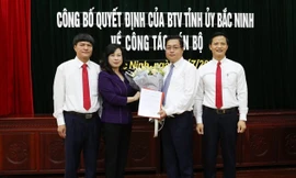 Bà Đào Hồng Lan trao quyết định cho ông Nguyễn Nhân Chinh. Ảnh Cổng thông tin tỉnh Bắc Ninh