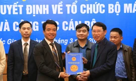 Chủ tịch UBND tỉnh Bắc Giang Lê Ánh Dương trao quyết định bổ nhiệm chức vụ Giám đốc Ban Quản lý dự án Đầu tư xây dựng các công trình giao thông, nông nghiệp tỉnh cho ông Hoàng Văn Thanh
