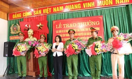 Chủ tịch tỉnh Bắc Ninh khen thưởng các đơn vị công an giải cứu an toàn bé trai bị bắt cóc