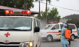 Xe vận chuyển người nghi mắc COVID - 19 ở tỉnh Bắc Giang đi cách ly tập trung