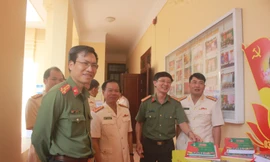 Ông Nguyễn Quốc Toản, Giám đốc Công an tỉnh Bắc Giang (bên trái) cùng lãnh đạo và cán bộ công an tỉnh này tại Hội nghị biểu dương điển hình tiên tiến trong phong trao "Vì an ninh tổ quốc" từ năm 2015 -2020