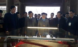 Lãnh đạo tỉnh Bắc Giang, huyện Việt Yên và người dân chiêm ngưỡng mộc bản chùa Bổ Đà