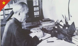 Các đại biểu cắt băng khai mạc Triển lãm 