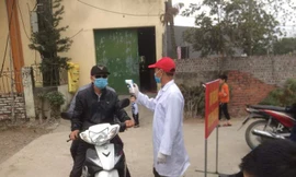 Cơ quan chức năng tỉnh Bắc Ninh kiểm tra thân nhiệt cho người dân