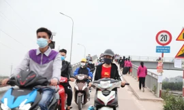 Công nhân đổ về KCN làm việc đầu giờ sáng ngày 18/2