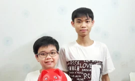 Hai học sinh tặng 10 triệu tiền tiết kiệm chống dịch Covid–19