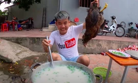 Hình ảnh Hưng Vlog với nồi cháo gà nguyên lông