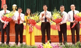 Lãnh đạo tỉnh Bắc Giang tặng hoa chúc mừng ông Lê Ô Pích (ngoài cùng bên trái) và ông Phan Thế Tuấn (ngoài cùng bên phải) trở thành Phó Chủ tịch tỉnh Bắc Giang.