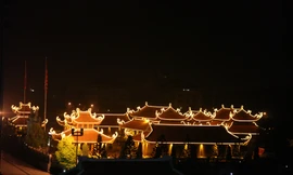 Toàn cảnh khu di tích đền Xương Giang rực rỡ về đêm