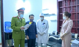 Cơ quan Cảnh sát điều tra đọc lệnh khám xét chỗ làm việc đối với bị can Nguyễn Thị Hương