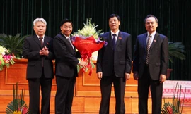 Ông Dương Văn Thái (thứ 2 từ trái sang) được bầu giữ chức Chủ tịch UBND tỉnh Bắc Giang