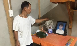 Suốt 9 năm qua, anh Hoàng Văn Toàn mong mỏi tìm ra nguyên nhân cái chết của con trai mình